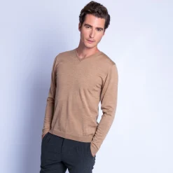 Maison Montagut Pull Col V En Laine Merinos - Fox><noscript><img width=