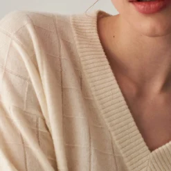 Maison Montagut Pull En Cachemire Col V En Jeu De Maille Quadrille - Canelle><noscript><img width=